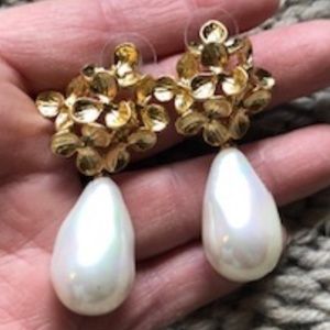 *HOST PICK* Bold Hydrangea Pearl Earrings *NEW*